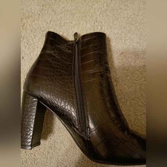 Women's Black Dream Pairs Faux Leather Snake Skin Ankle Boots With Zipper Size 9 - Picture 3 of 9